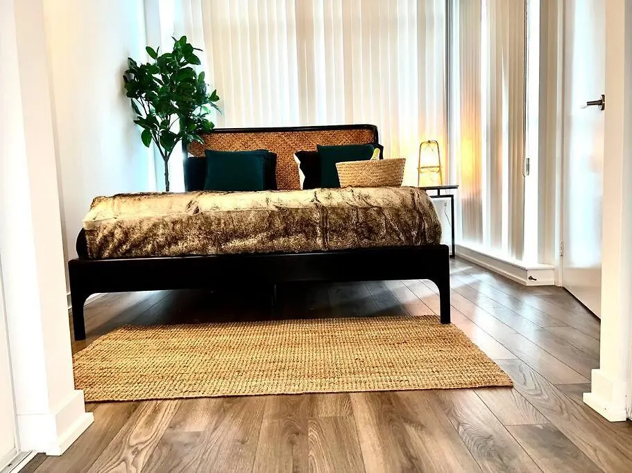 Apartment Luxurious Condo In The Center Of Downtown Toronto Canada