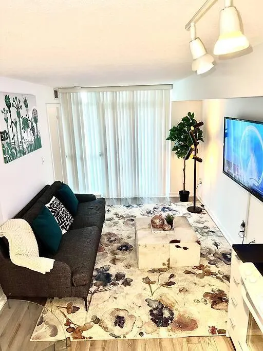 Apartment Luxurious Condo In The Center Of Downtown Toronto